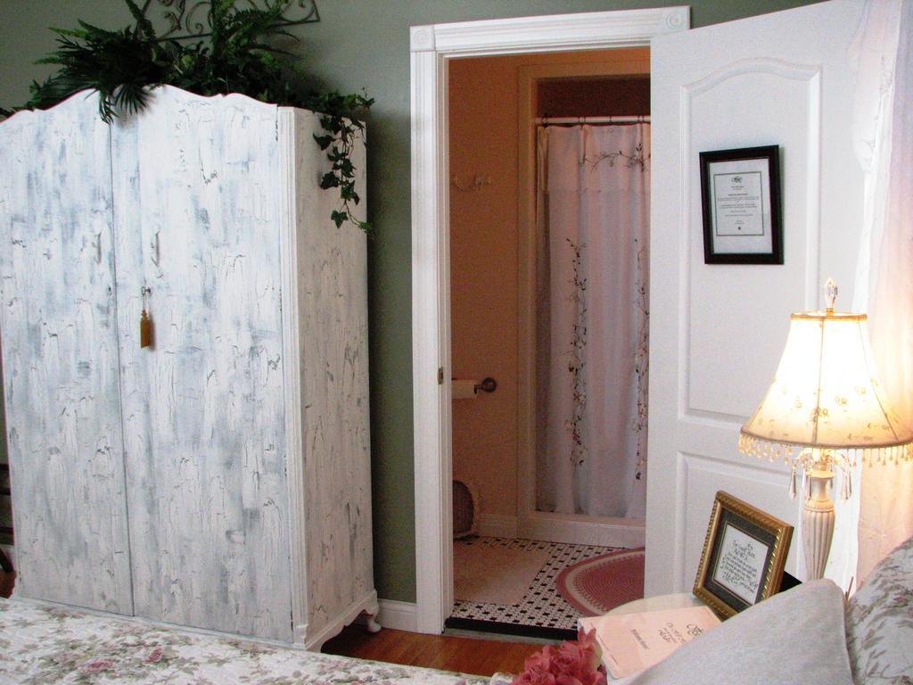 Hill House Bed And Breakfast Loretto Room photo